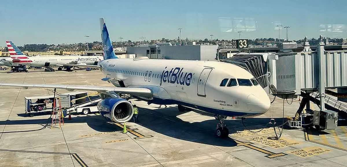 commericial jetblue plane